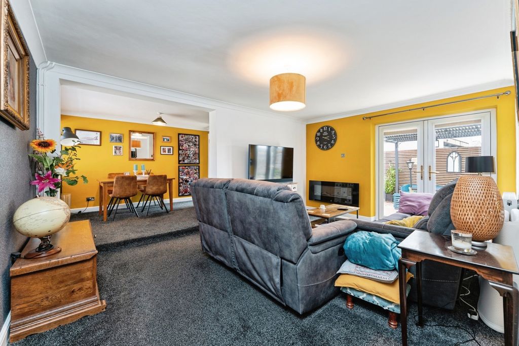 Property photo 2 of 17 Photo