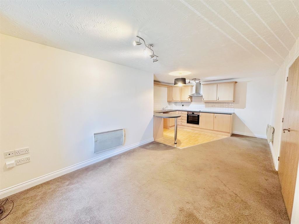 Property photo 2 of 9 421d90F1-6B83-40Ec-B1F3-199c6Ed7cd7E.Jpg