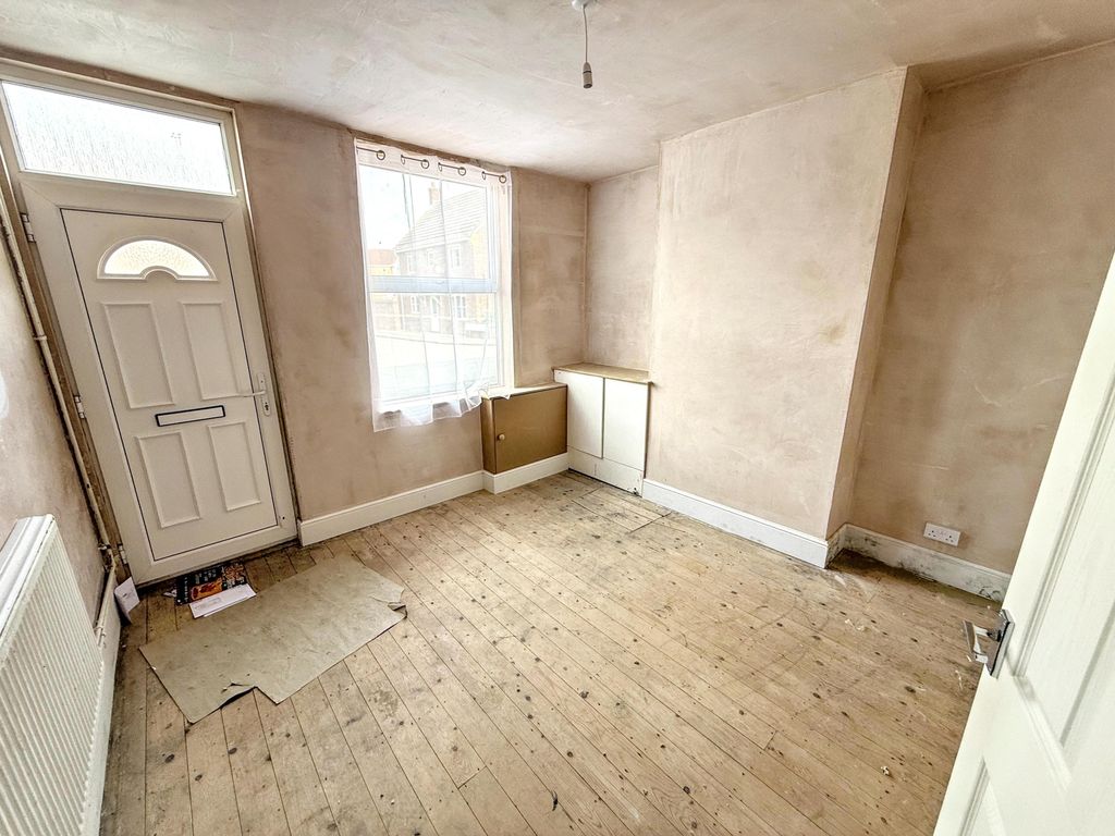 Property photo 3 of 9 20260602133000_20260602-Interior-11-Pp9Bvogo3Vzmglrujpeg_Skhk3.Jpg