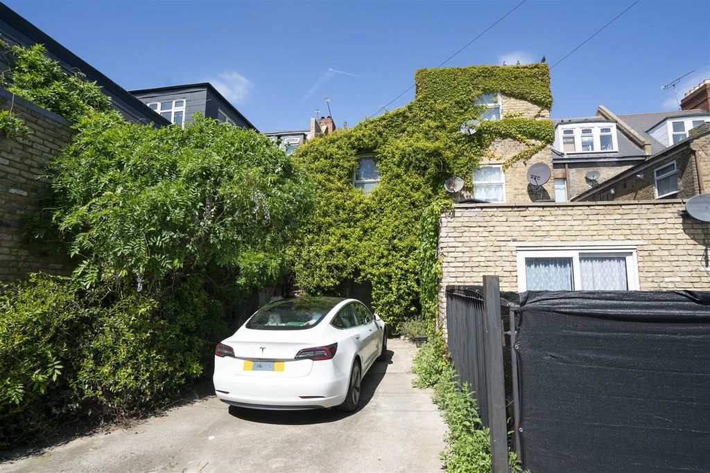 Property photo 1 of 18 193 Merton Road Sw18 Ground Floor External 1.Jpg