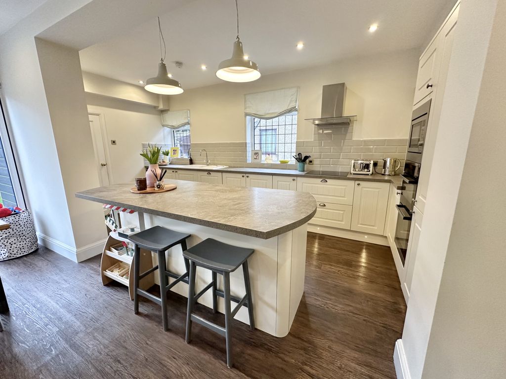 Property photo 2 of 27