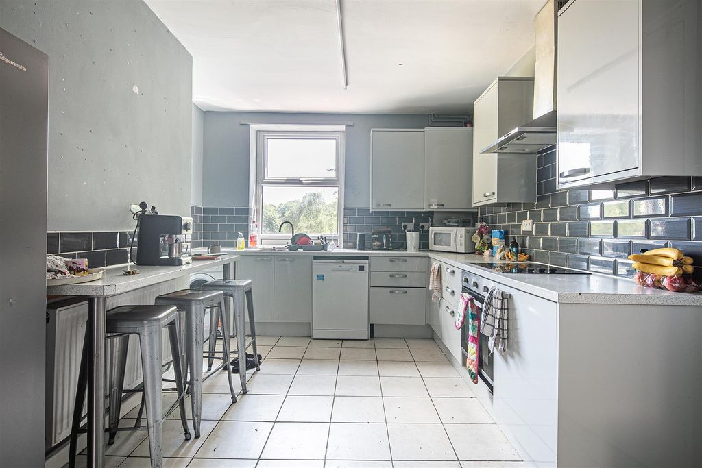 Property photo 3 of 19 Kitchen