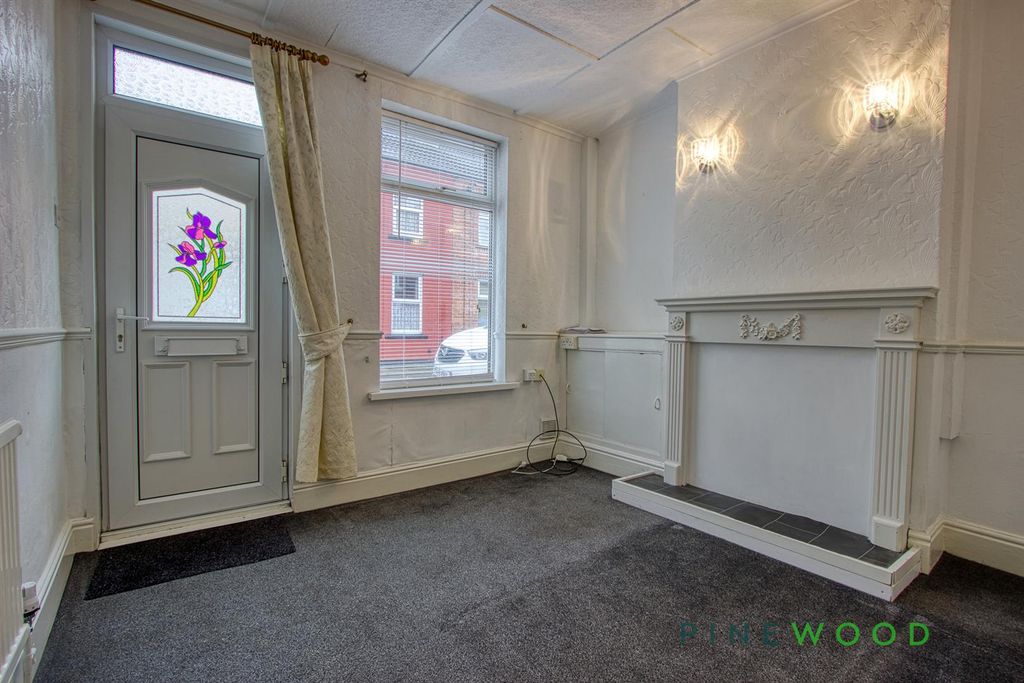 Property photo 3 of 8 Lounge