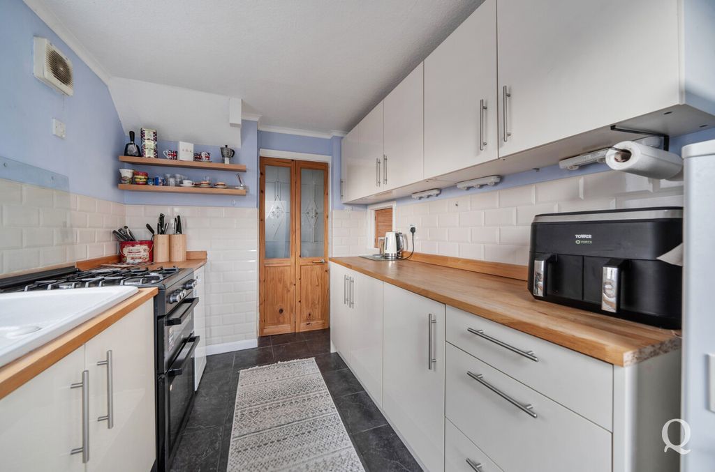 Property photo 2 of 19 2A10c1d5-02A8-4Ea...