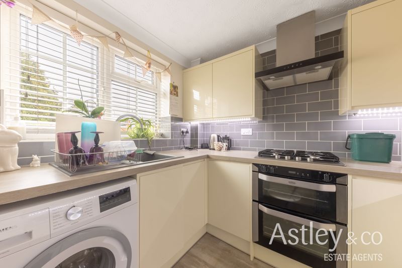 Property photo 3 of 12 Kitchen