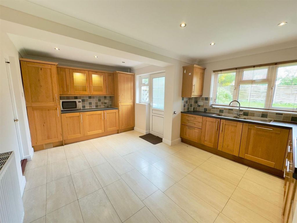 Property photo 2 of 29 Kitchen/Breakfast Room