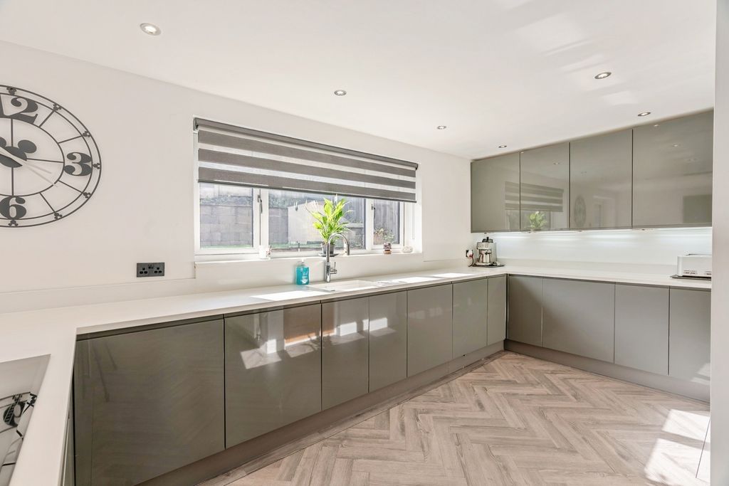 Property photo 3 of 17 Photo