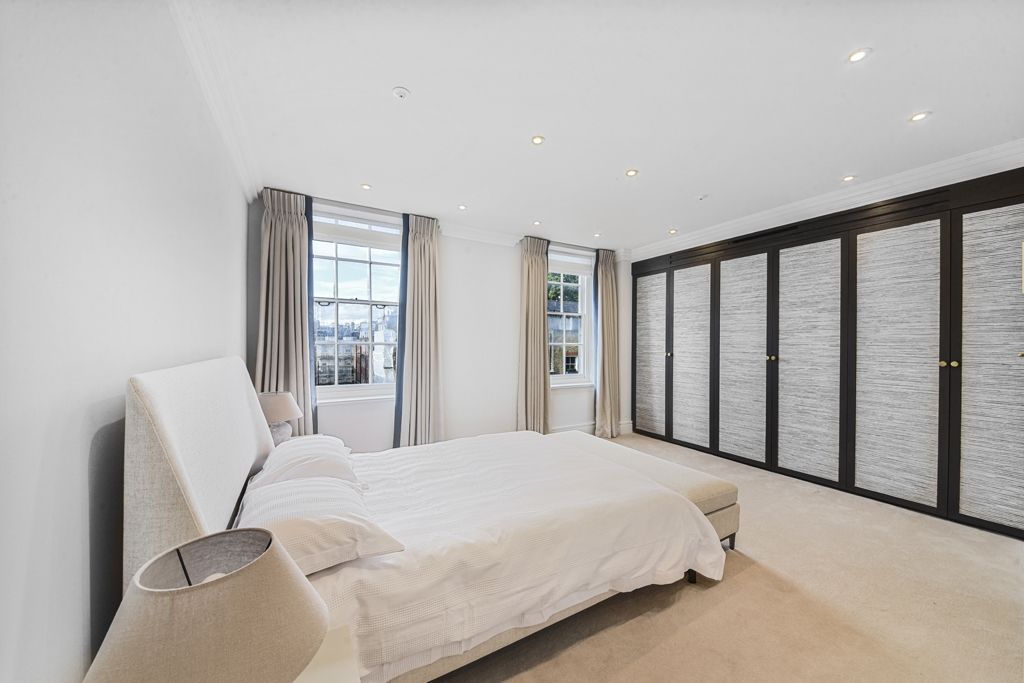 Property photo 3 of 9 Curzon Street