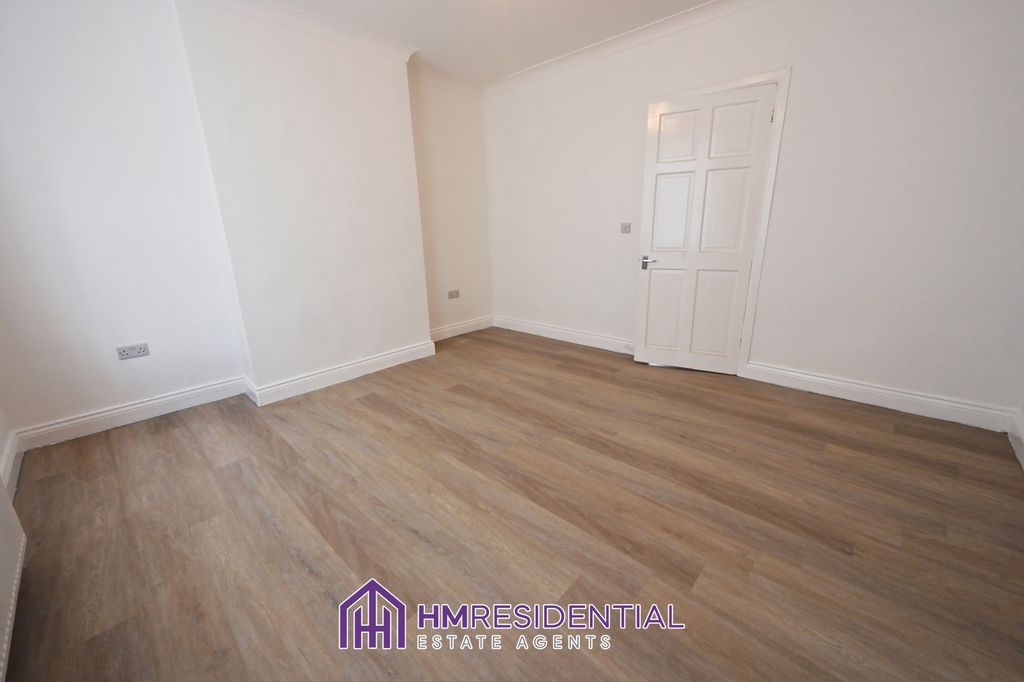Property photo 2 of 8 Gallery