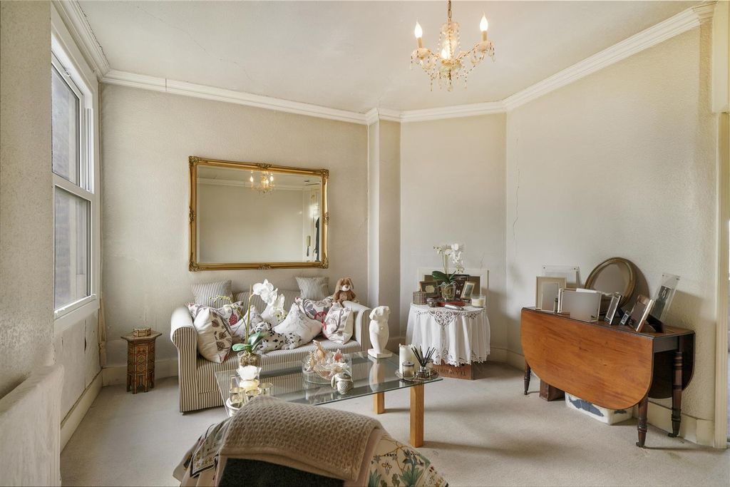 Property photo 3 of 13 Guildford House