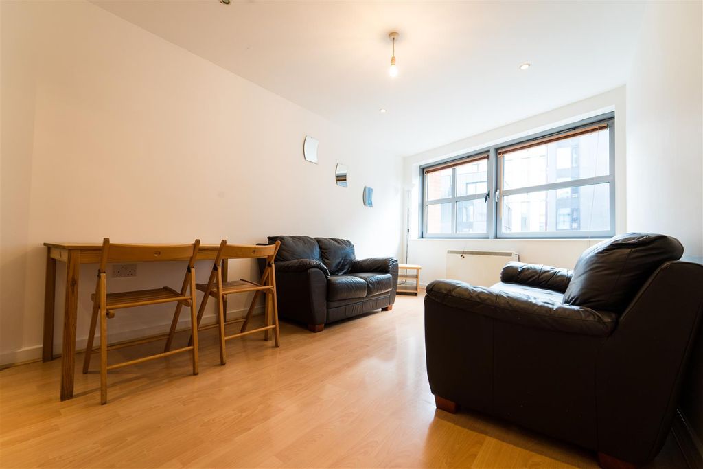 Property photo 1 of 10 Lounge