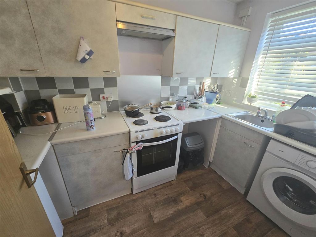 Property photo 3 of 7 Kitchen