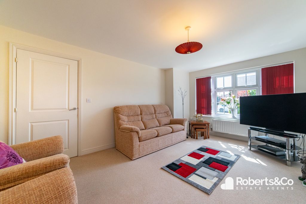 Property photo 3 of 25 Lounge