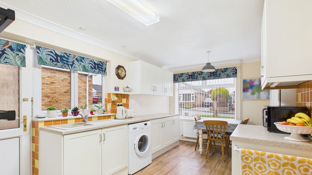 Property photo 3 of 11 Kitchen