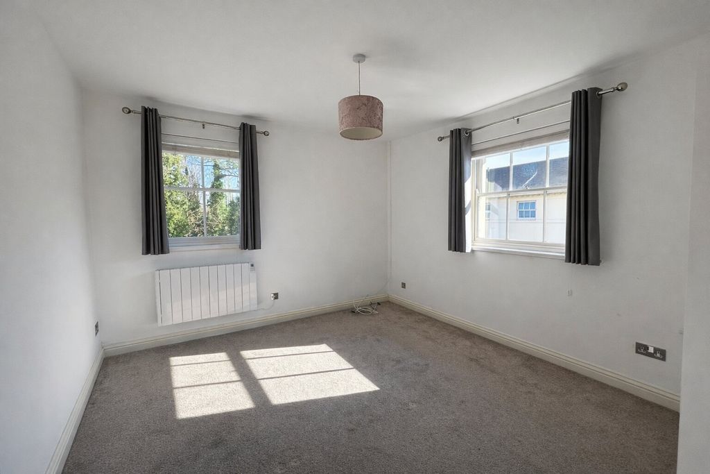 Property photo 3 of 8 Lounge/Dining Room