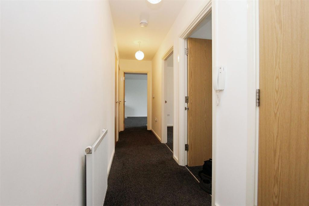 Property photo 3 of 9 Hallway