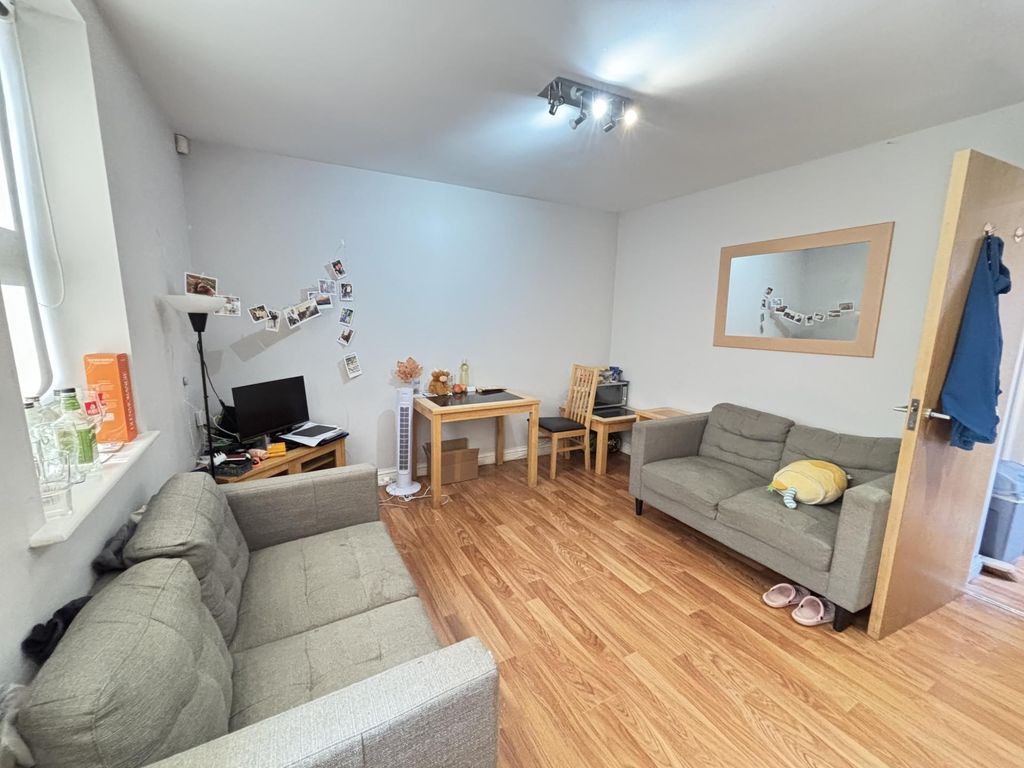 Property photo 2 of 6 A Spacious And Bright Modern Living Room Featuring...