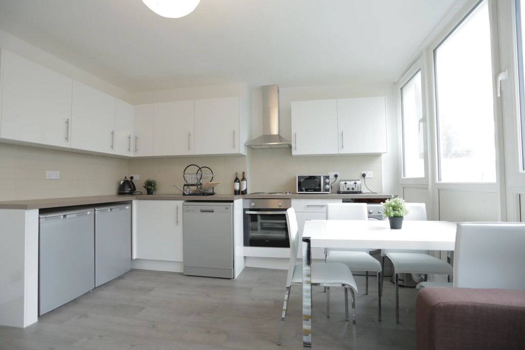 Property photo 3 of 10 Kitchen