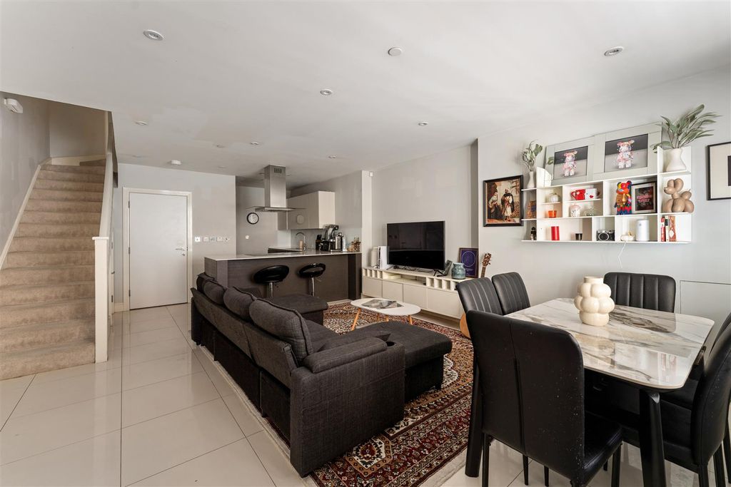Property photo 3 of 47 Rampart Street, E1