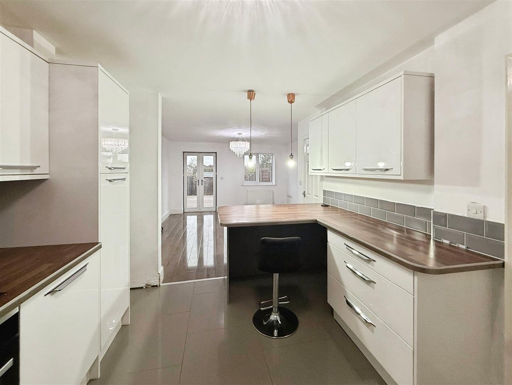 Property photo 3 of 11 F3913d90-Image00010.Jpeg