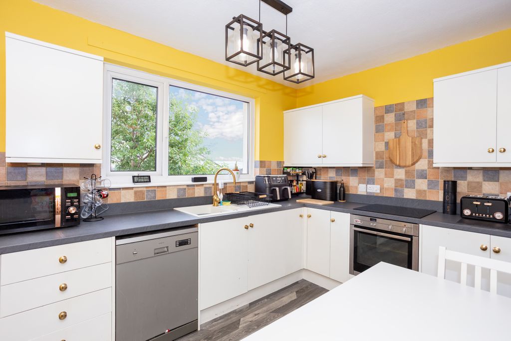 Property photo 3 of 29 Kitchen/Dining Area