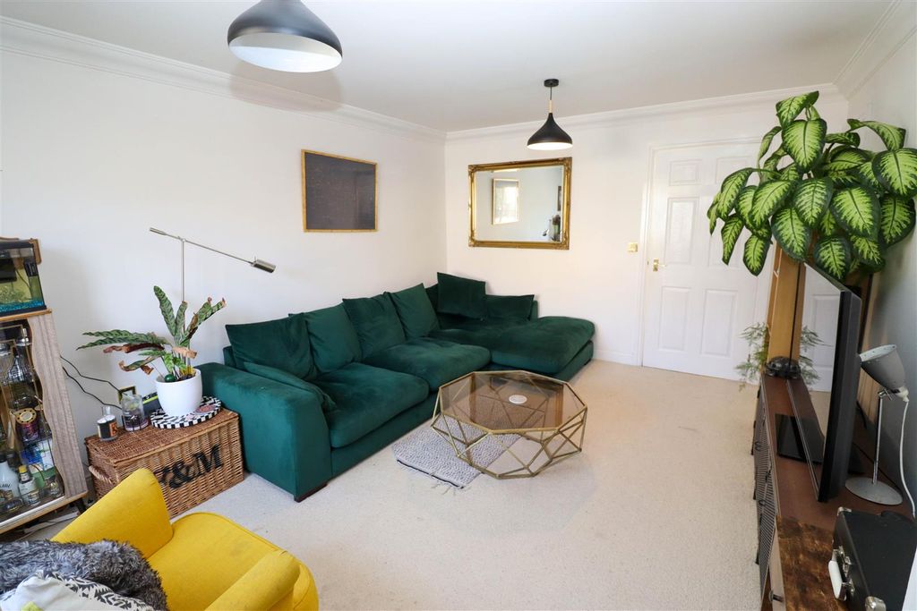 Property photo 2 of 18 Lounge