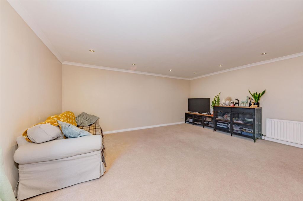 Property photo 3 of 14 38 Thorter Row Dundee-13.Jpg