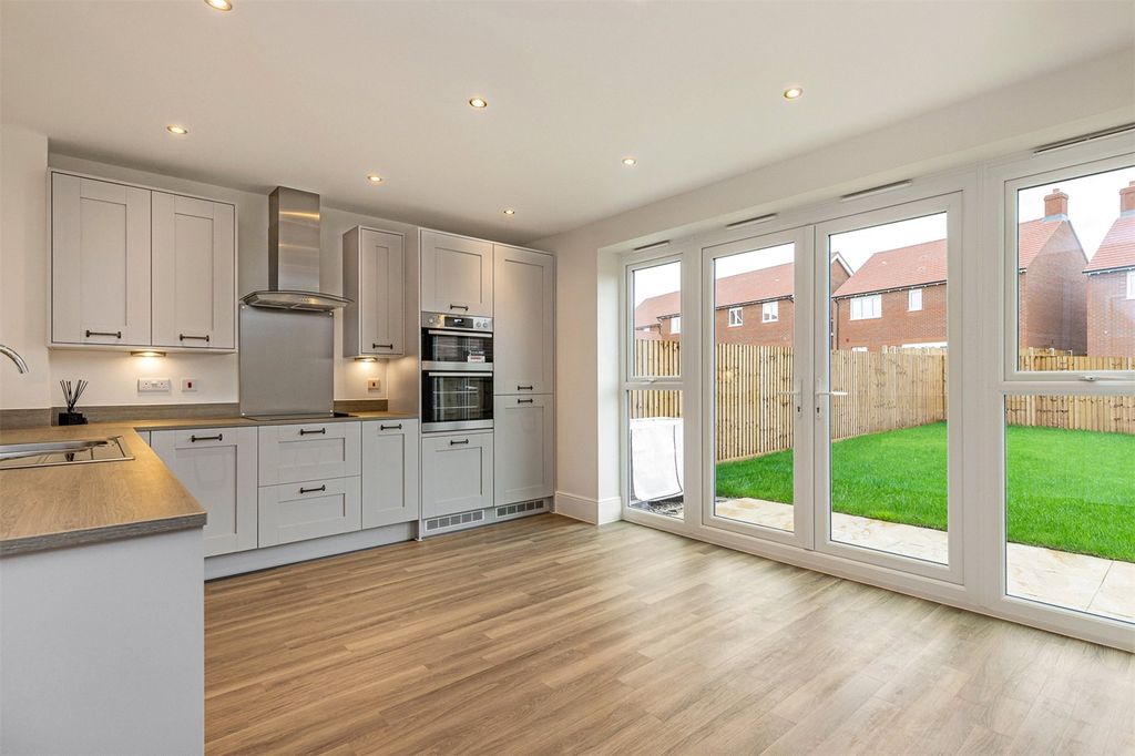 Property photo 2 of 11 Picture No. 12