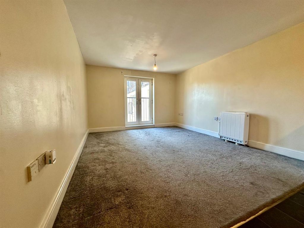 Property photo 1 of 8 Mainroom