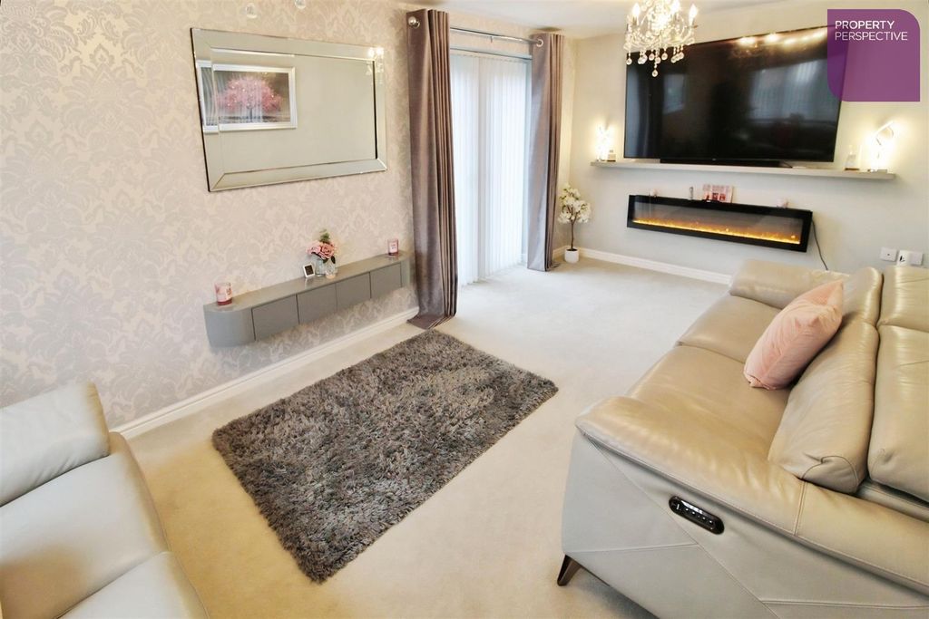 Property photo 3 of 17 Lounge