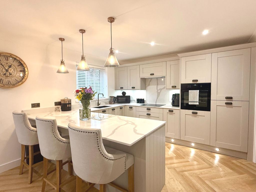 Property photo 2 of 27