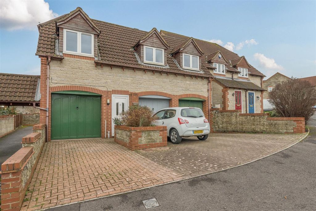 Property photo 1 of 12 Garage