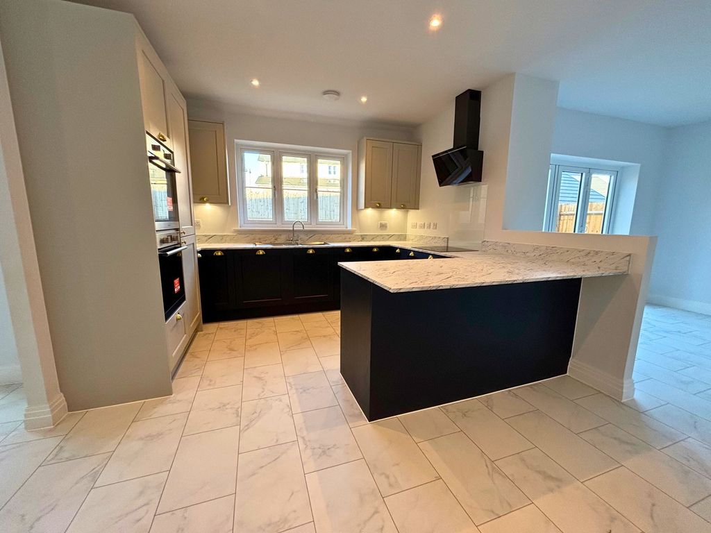 Property photo 3 of 32 Kitchen/Diner