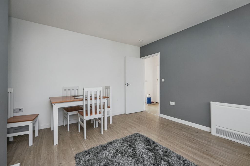 Property photo 3 of 17 13 Meadowbrook Road, Ashford, Kent, Tn24 9Az