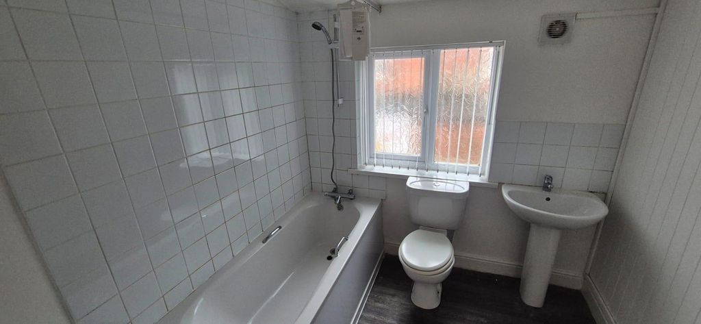 Property photo 1 of 11 Bahtroom 1.Jpeg