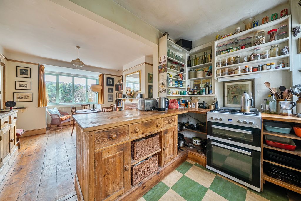 Property photo 2 of 27