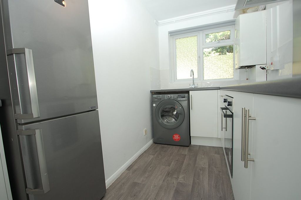 Property photo 2 of 6 Kitchen