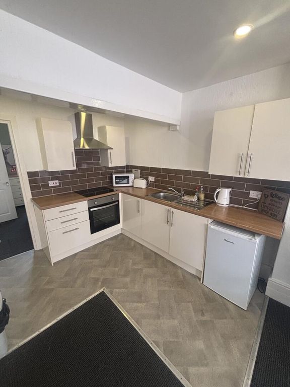 Property photo 3 of 18 Kitchen