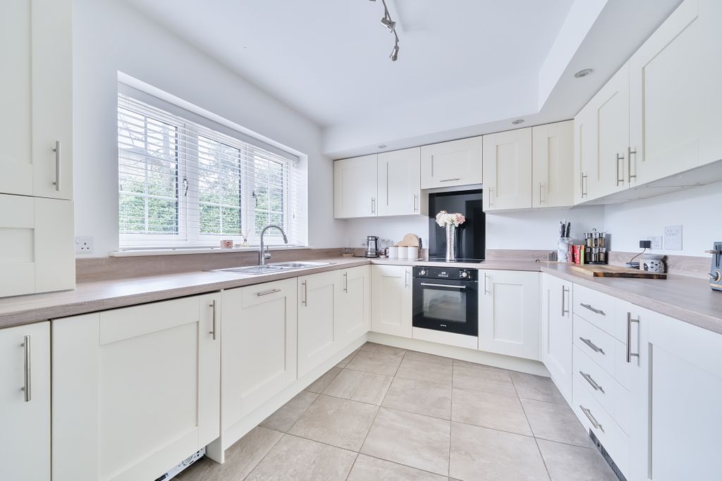 Property photo 2 of 11 Kitchen