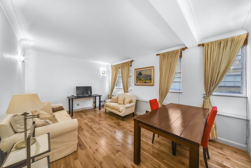 Property photo 3 of 10 Lowndes Square