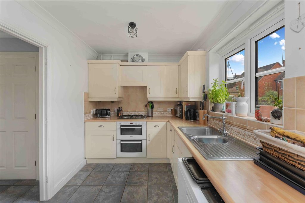 Property photo 3 of 16 18 Thenford Road, Middleton Cheney-10.Jpg