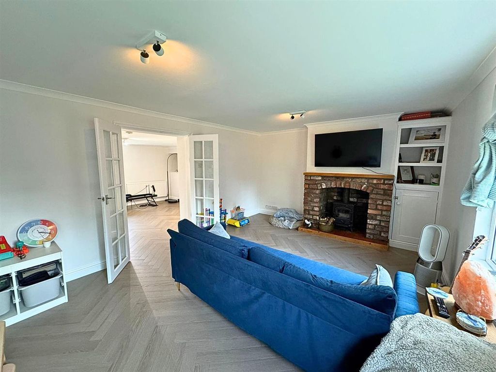 Property photo 2 of 26 Lounge