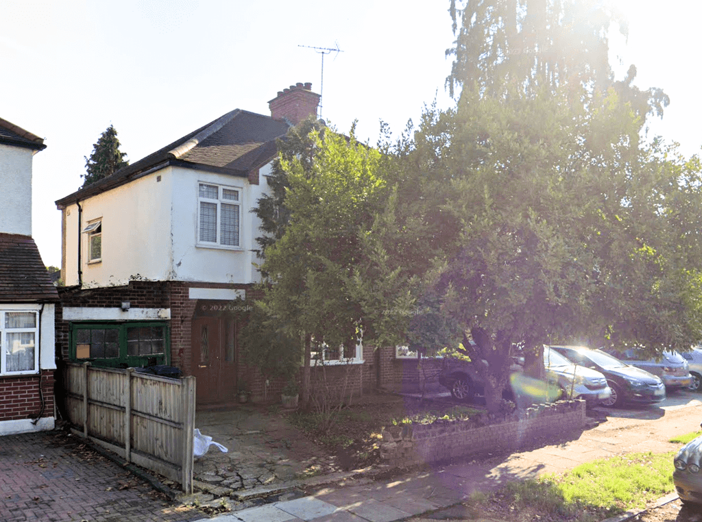 Property photo 1 of 15 Three Bedroom Semi Detached House For Sale In Southall