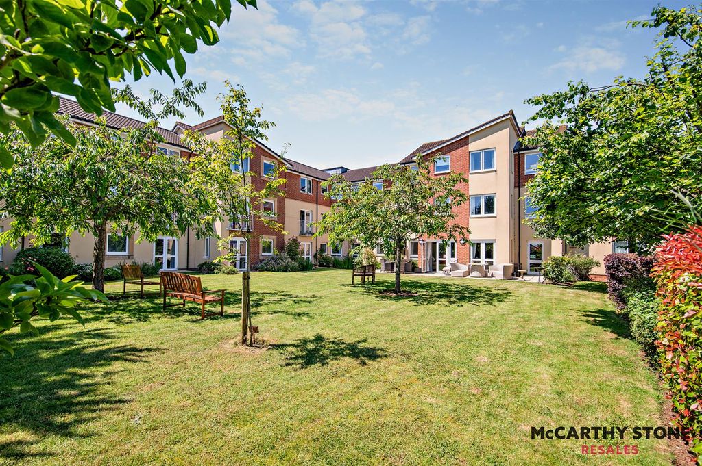Property photo 1 of 15 Communal Gardens