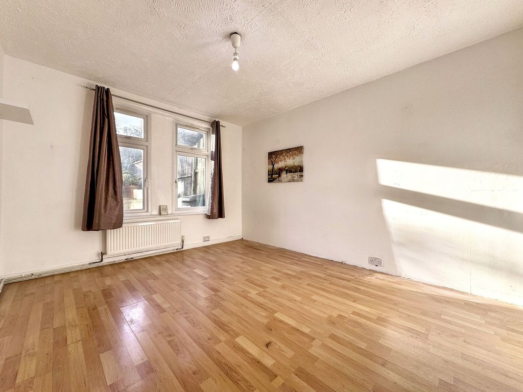 Property photo 3 of 14 Lounge