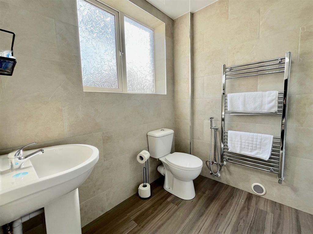 Property photo 3 of 10 Bathroom
