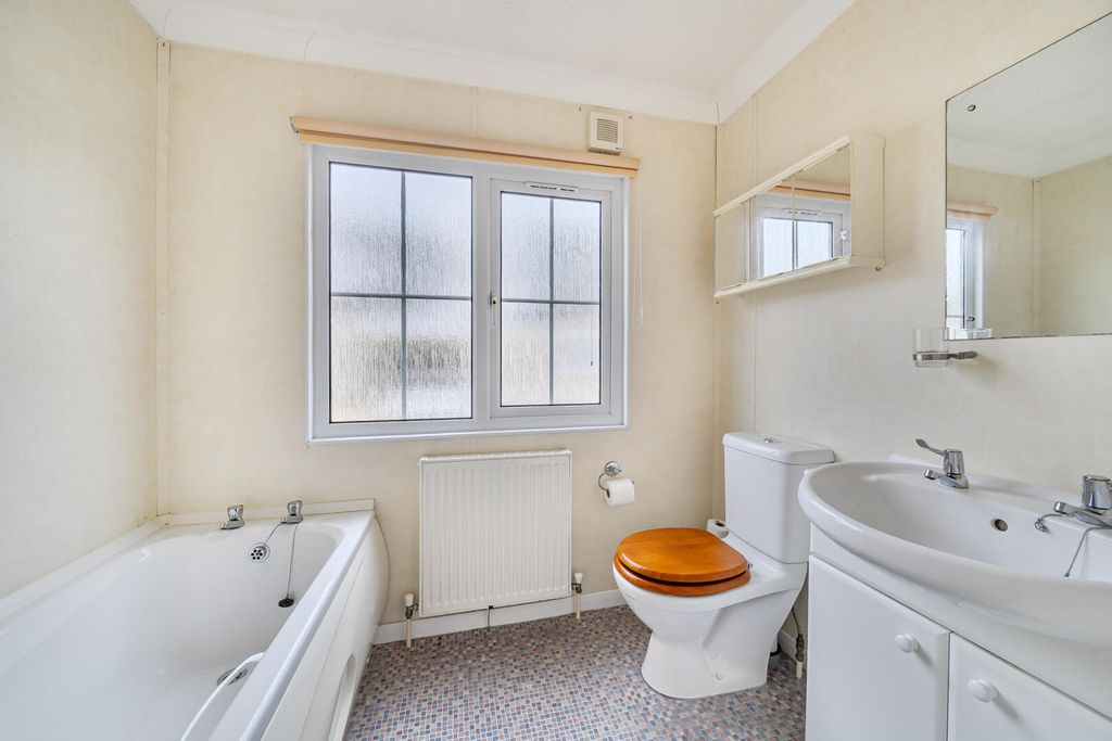 Property photo 3 of 18 Bathroom