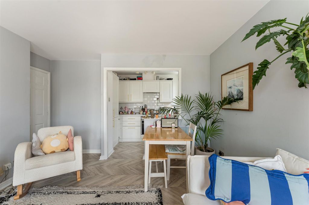 Property photo 2 of 20 Pickering Close, E9