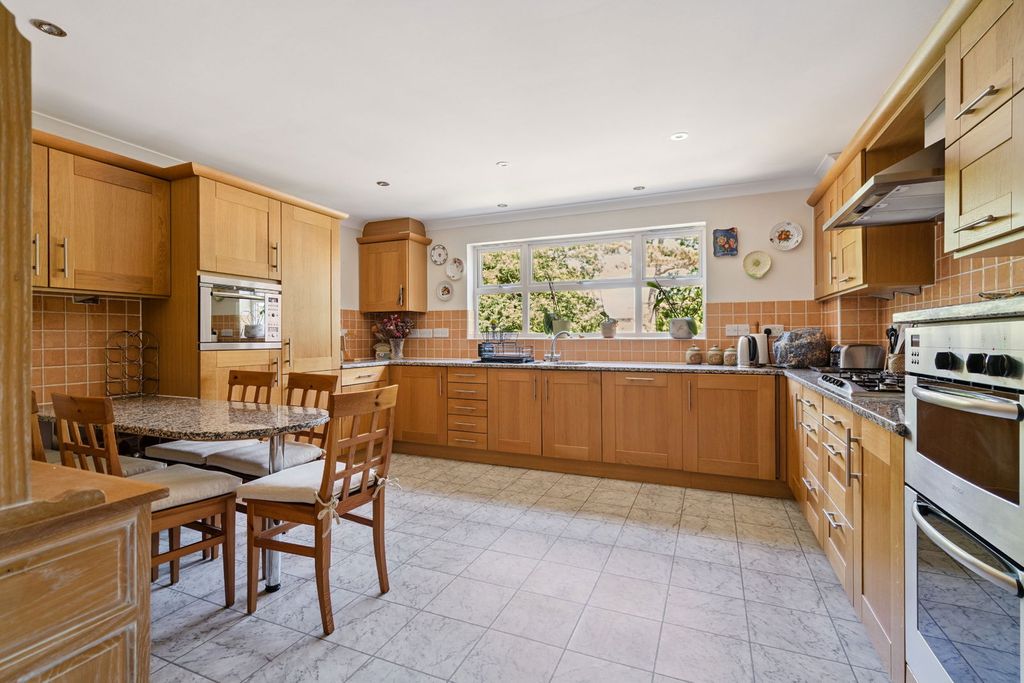 Property photo 2 of 25