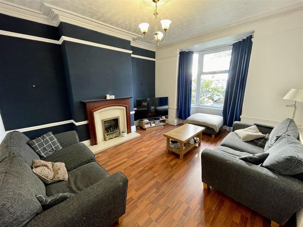 Property photo 2 of 12 Lounge
